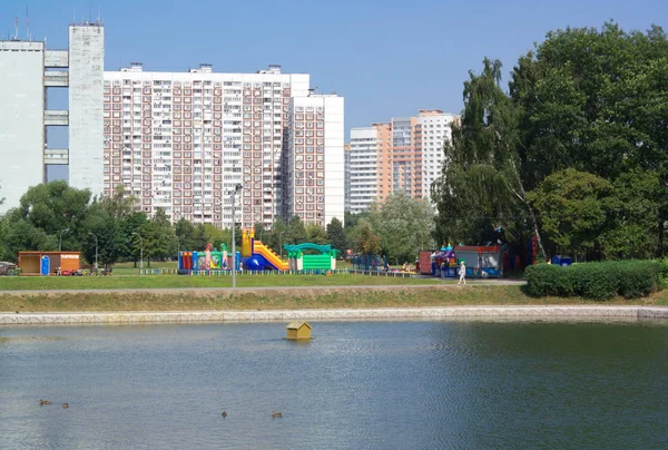 Verão no parque da cidade — Fotografia de Stock