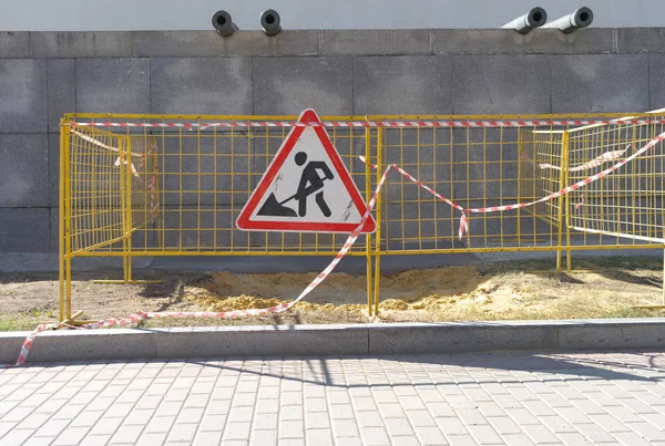 Vägarbeten tecken på torr dag — Stockfoto