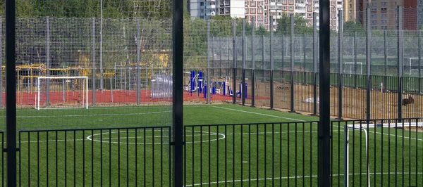 Campo de futebol perto de cerca no dia ensolarado — Fotografia de Stock
