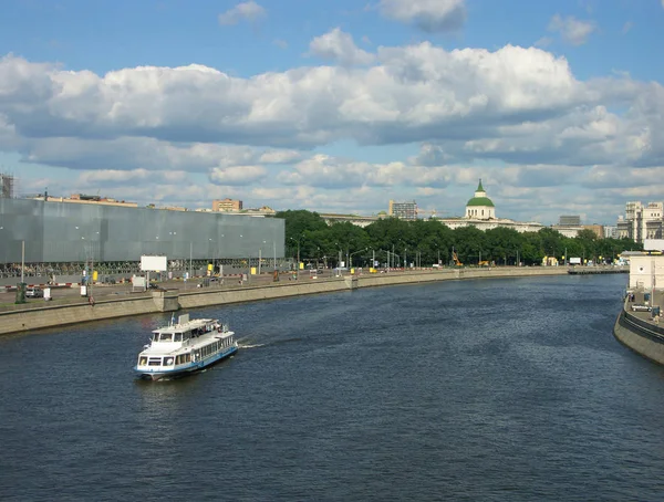 Boot op de rivier — Stockfoto