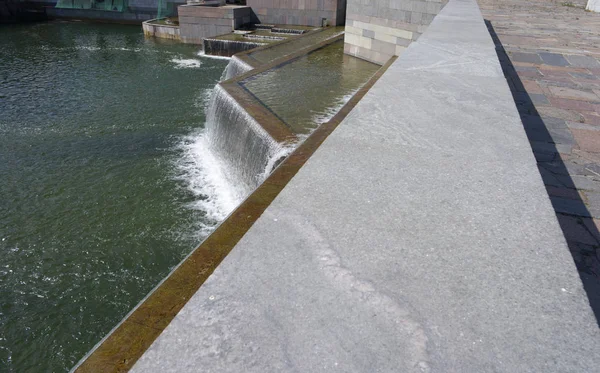 Acqua sopra il granito al giorno asciutto — Foto Stock