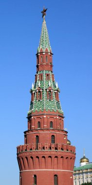 Şehir merkezinde gökyüzü arka planı üzerine Kremlin kulesi