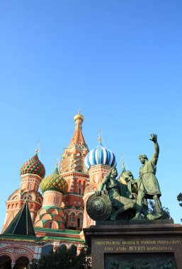 Kutsanmış fesleğen katedrali ve Minin ve Pozharsky Heykeli.