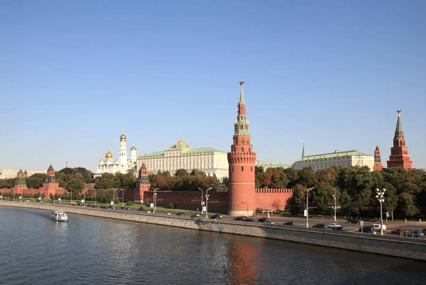 Kremlinturm, Kai und Fluss — Stockfoto