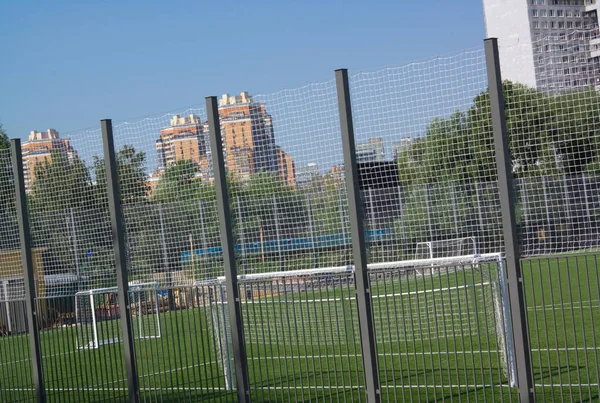 화창 한 날 울타리 근처의 축구 경기장 — 스톡 사진