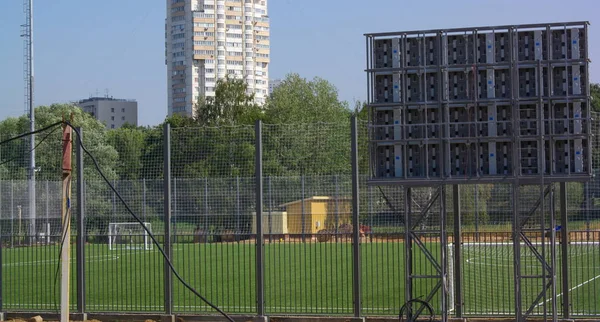 Campo de futebol perto de cerca no dia ensolarado — Fotografia de Stock