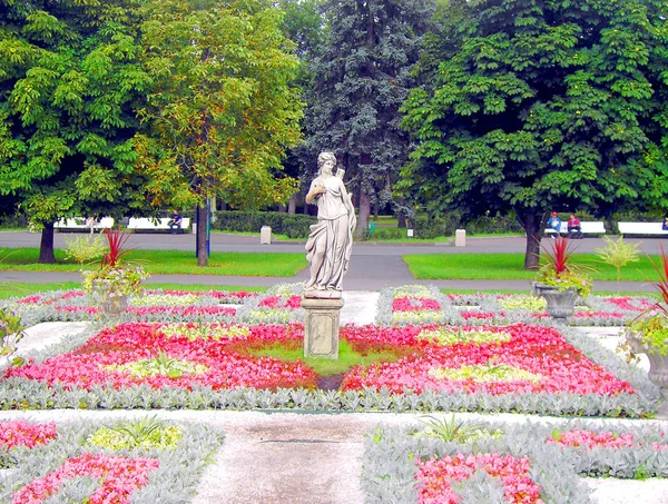 Plaza en parque de la ciudad —  Fotos de Stock