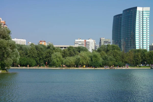 Verano en parque de la ciudad — Foto de Stock