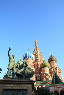 Kutsanmış fesleğen katedrali ve Minin ve Pozharsky Heykeli.