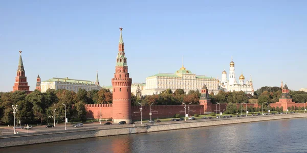Kremlin tower,  quay and river — Stock Photo, Image