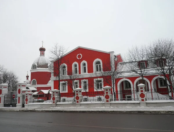 Kirche bei Schneefall — Stockfoto