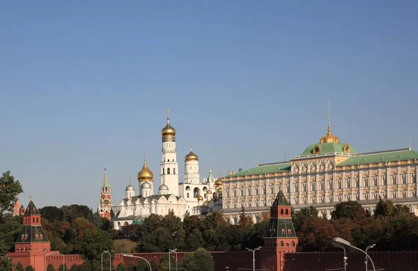 Tour, quai et rivière du Kremlin — Photo