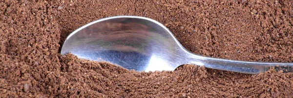 Milled coffee  and teaspoon — Stock Photo, Image