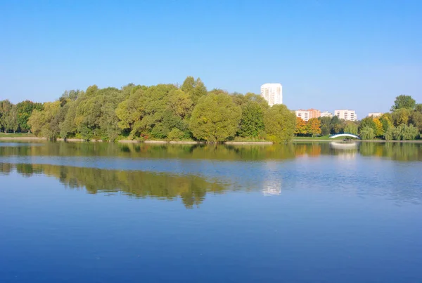 Літо в міському парку — стокове фото