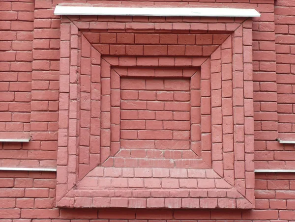 Parede de tijolo vermelho com forma de janela — Fotografia de Stock