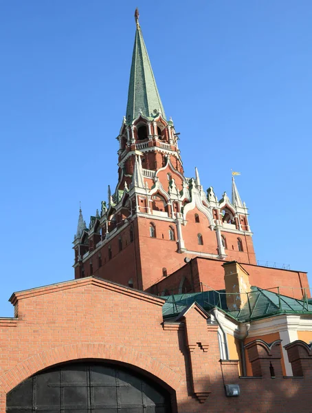 Torre do Kremlin no fundo do céu — Fotografia de Stock