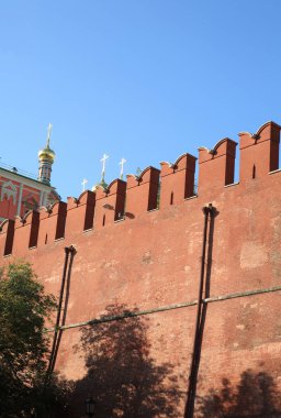 Gökyüzü arka planında Kremlin duvarı