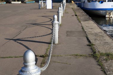 Nehir limanının çiti