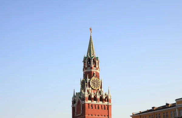 Torre do Kremlin no fundo do céu — Fotografia de Stock