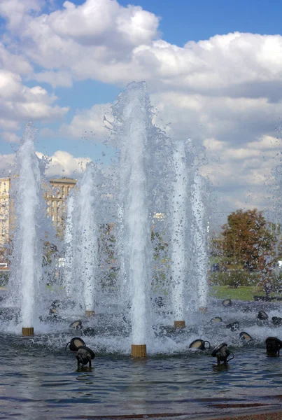 Fuente en la calle en día seco — Foto de Stock