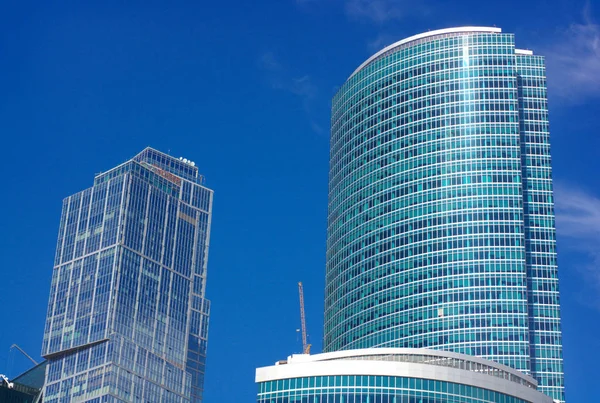 Gökyüzü arka planındaki ofis binasının kenarı — Stok fotoğraf