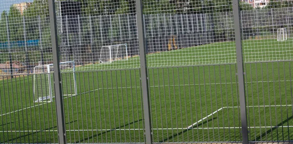 화창 한 날 울타리 근처의 축구 경기장 — 스톡 사진