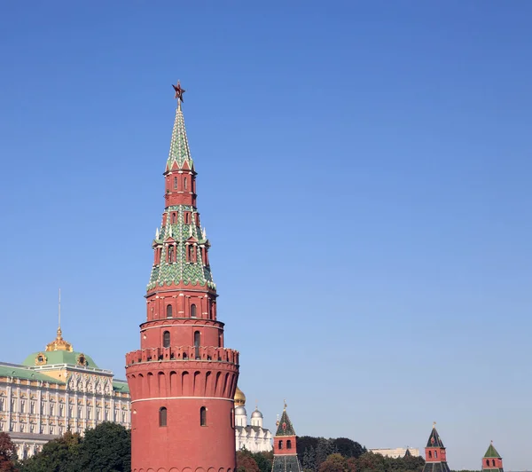 Torre do Kremlin no fundo do céu — Fotografia de Stock