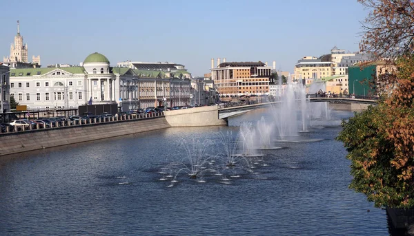 Molte fontane sul fiume — Foto Stock