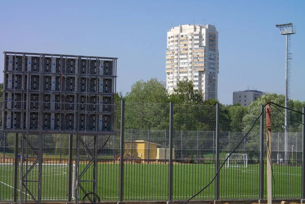 Γήπεδο ποδοσφαίρου κοντά φράχτη την ημέρα ηλιόλουστη μέρα — Φωτογραφία Αρχείου