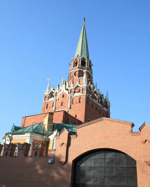 Torre do Kremlin no fundo do céu — Fotografia de Stock