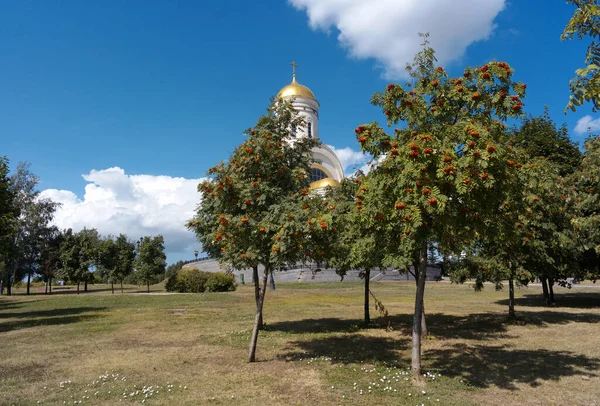 Kirche und Esche bei trockenem, sonnigem Tag — Stockfoto