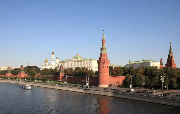 Kremlin tower,  quay and river — Stock Photo, Image