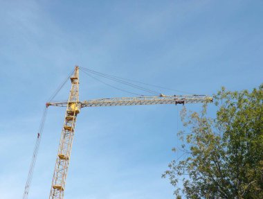 Gökyüzü Arkaplanı Üzerine Crane Kulesi