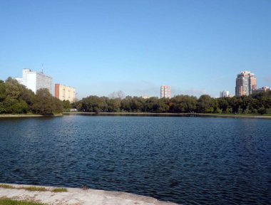 Yaz günü şehir parkında