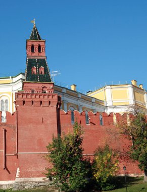 Şehir merkezinde gökyüzü arka planı üzerine Kremlin kulesi