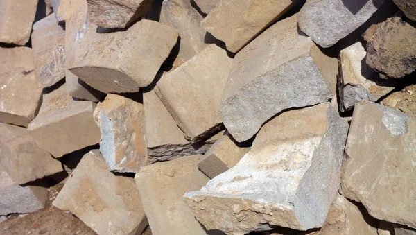 日当たりの良い乾燥した日に石のヒープ — ストック写真