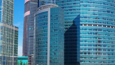 Gökyüzü arka planındaki ofis binasının kenarı 