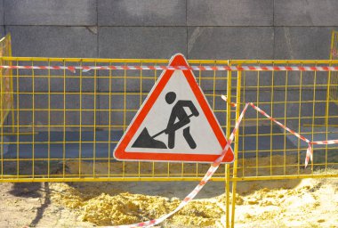 Kuru güneşli günde yol çalışması tabelası