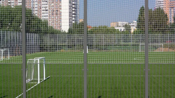 Футбольне Поле Біля Паркану Вдень Сонячний День — стокове фото