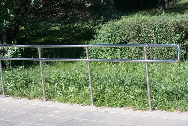 晴れた夏の日に公園の金属フェンス — ストック写真