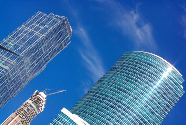 Gökdelen arka planda gelişiyor