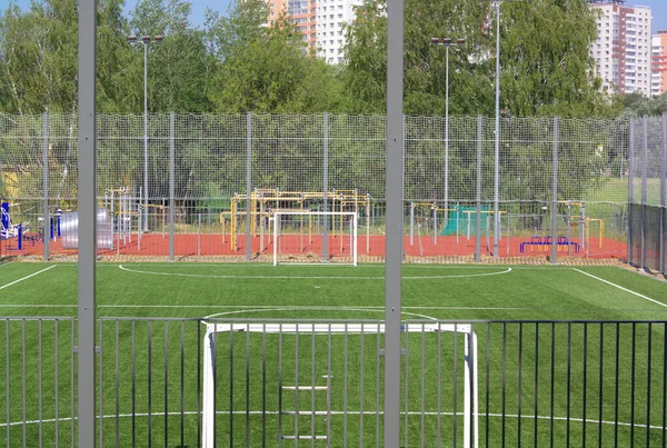 Γήπεδο Ποδοσφαίρου Κοντά Φράχτη Την Ημέρα Ηλιόλουστη Μέρα — Φωτογραφία Αρχείου