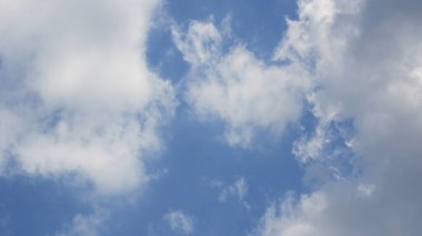 Mavi gökyüzünde bulut