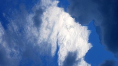 Mavi gökyüzünde bulut