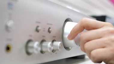  Gümüş amplifikatör ana ses düzeyi jog dial daha yüksek düzeyleri ayarlama. 4k Uhd.