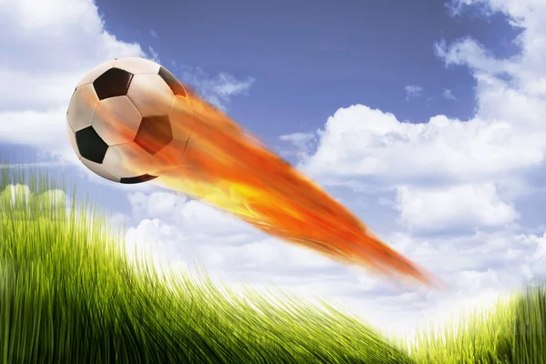 Pallone da calcio sul fuoco. — Foto Stock