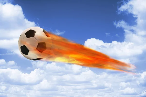 Pallone da calcio sul fuoco. — Foto Stock
