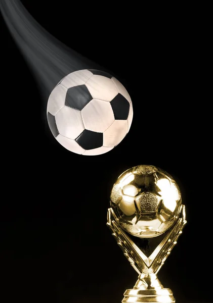 Ballon et trophée de football . — Photo