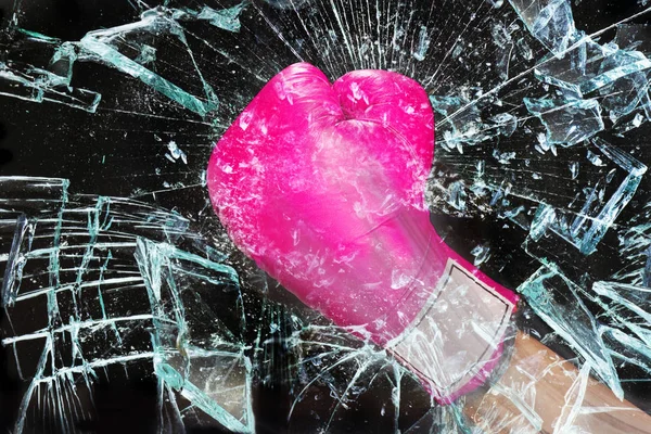 Roze Girl Power brekend glas.. Stockfoto