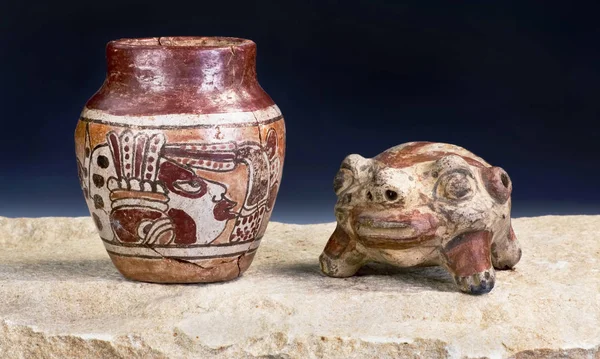 Mayan Pre Columbian Warrior Vase and Turtle Rattle. — Stock Photo, Image